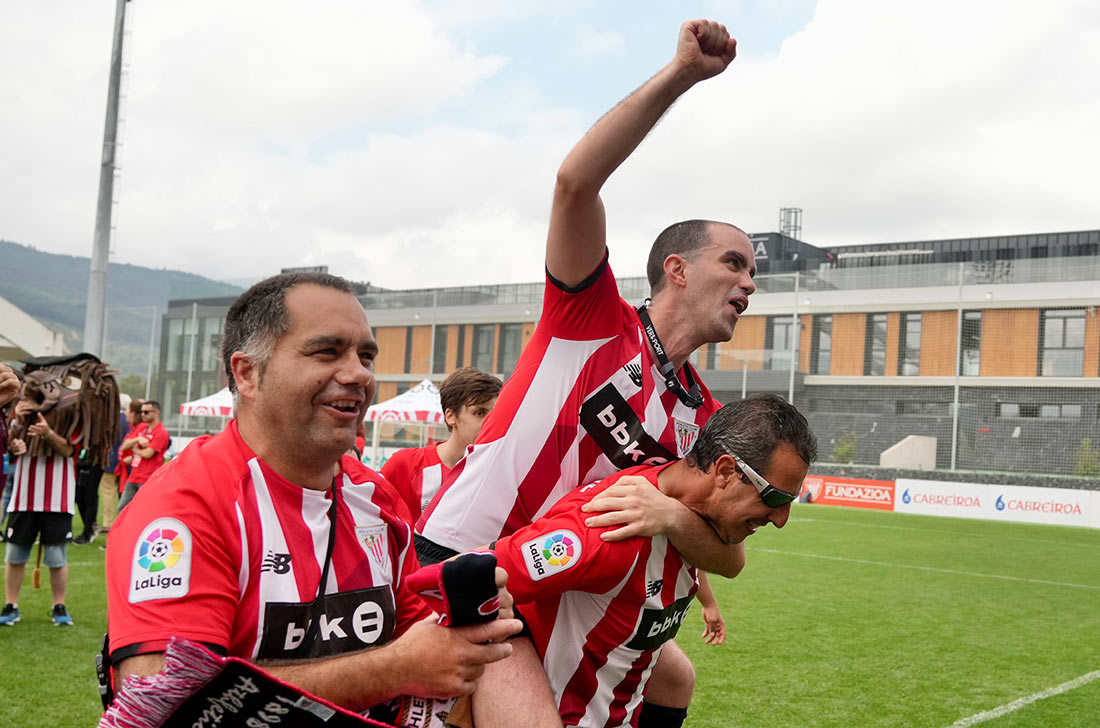 Jugadores de la Fundación Athletic Club celebrando en un evento deportivo, promoviendo los Objetivos de Desarrollo Sostenible.