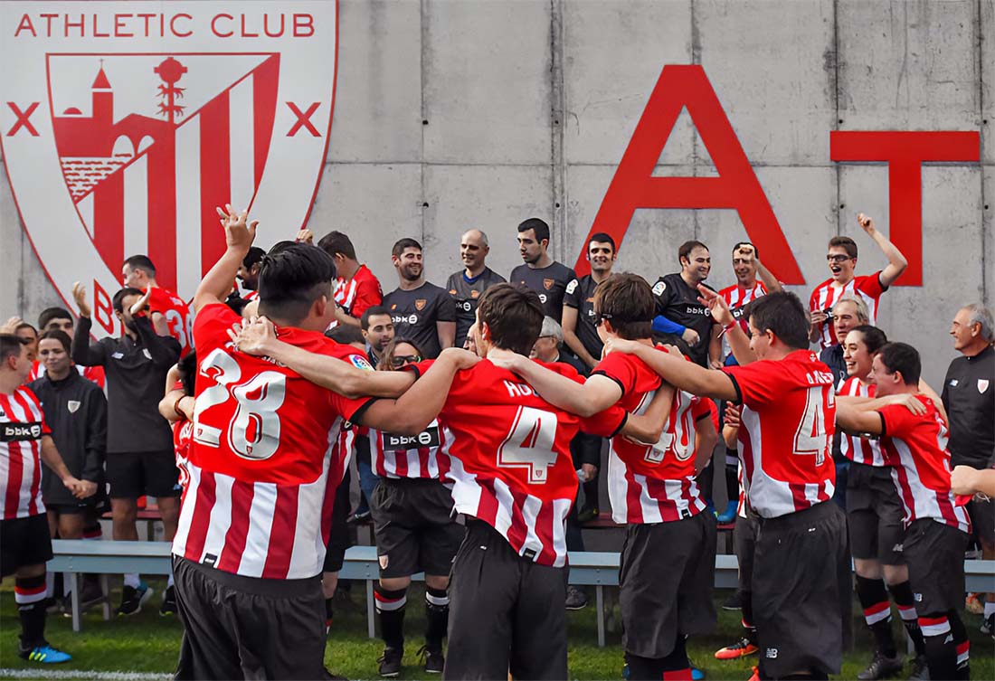 Jugadores y miembros de la Fundación Athletic Club celebrando, representando los valores de transparencia y compromiso.