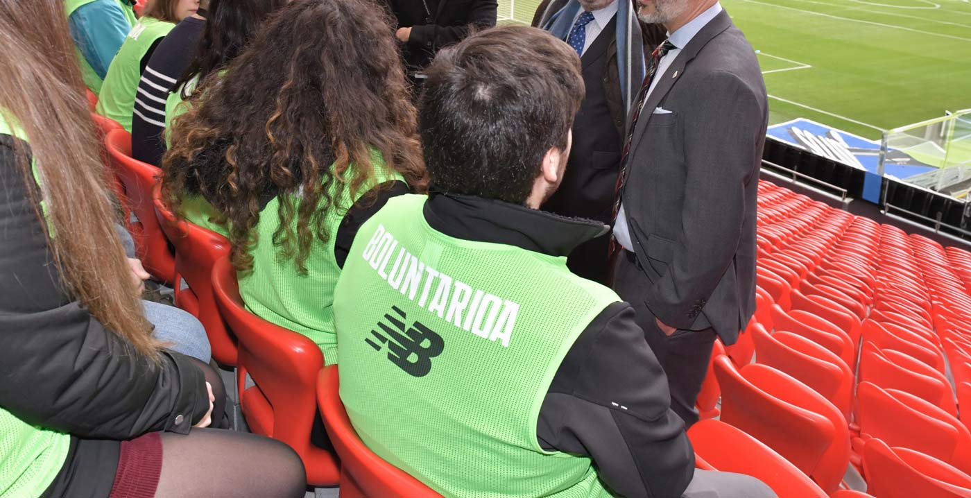 Voluntarios de la Fundación Athletic Club en el estadio San Mames durante un evento.