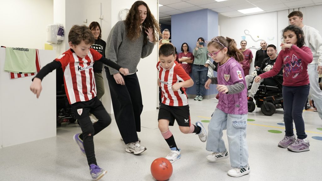 The Athletic Club Foundation brings “Corridor Football” back to the pediatric ward at Cruces Hospital